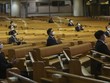 Tín đồ giữ khoảng cách ở một nhà thờ tại Seoul hôm 29/3. Ảnh: AP.