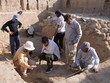 Nhóm chuyên gia tiến hành khai quật đền thờ cổ ở Girsu. Ảnh: Ancient Origins.
