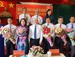 Các đại biểu nhận hoa chúc mừng từ Bí thư Tỉnh ủy Bình Phước tại phiên họp ngày 23/3.
