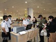Lao động đi làm việc ở nước ngoài sẽ tạm dừng xuất cảnh đến hết ngày 30/4. (Ảnh minh họa: TTXVN).
