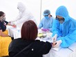 Nhân viên y tế lấy mẫu bệnh phẩm xét nghiệm nhanh sàng lọc nCoV ở Hà Nội.