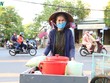Nhiều người bán hàng rong được nhận gạo từ các nhà hảo tâm. 
