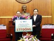 Ông Trần Trọng Dũng - Tổng Giám đốc VNI trao ủng hộ 1 tỷ đồng công tác phòng chống dịch Covid.