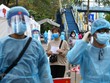 Nhân viên y tế Hà Nội được trang bị đầy đủ quần áo bảo hộ theo đúng quy định phục vụ trạm di động lấy mẫu xét nghiệm. (Ảnh: Minh Quyết/TTXVN).