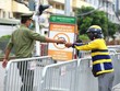 Hàng rào bảo vệ phía bên ngoài cổng bệnh viện Bạch Mai. (Ảnh: Minh Quyết/TTXVN).