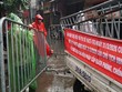 Công an dỡ bỏ hàng rào cách ly ở ngõ 59/165 Cầu Giấy.