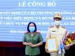 Thiếu tướng Đào Tuyết Minh, Giám đốc Công an tỉnh Kiên Giang trao quyết định cho Đại tá Đào Hải Đăng. Ảnh: CAND.
