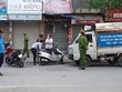 Tổ công tác phường Đồng Nhân (quận Hai Bà Trưng, Hà Nội) xử phạt các trường hợp vi phạm không đeo khẩu trang ra đường. (Ảnh: Doãn Tấn/TTXVN).