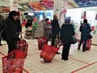 Xếp hàng giãn cách theo vạch kẻ trước quầy thanh toán tại một siêu thị ở thủ đô Moskva (Nga).