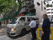 Xe cứu thương đỗ bên ngoài một khu nhà tập thể ở Singapore trong bối cảnh dịch COVID-19 bùng phát. (Ảnh: THX/TTXVN).