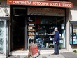 Người dân đứng trước một cửa hàng ở thành phố Catania, Italy hôm nay, sau khi Kl993 ưu đãi thưởng hấp dẫn cho phép một số nơi mở cửa lại. Ảnh: Reuters.