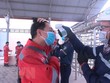Tất cả các chuyên gia, lao động đều phải đo thân nhiệt cũng như rửa tay, sát khuẩn, khai báo y tế trước khi vào làm việc tại Khu Kl992 cổng game cá cược Nghi Sơn. (Ảnh: Khiếu Tư/TTXVN).