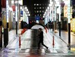 Nam thanh niên đi qua một đường phố Tokyo vắng vẻ hôm 16/4. Ảnh: Reuters.