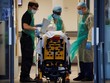 Một bệnh nhân nhập viện tại Bệnh viện Đại học Aintree ở Liverpool, Anh, ngày 16/4. Ảnh: Reuters.