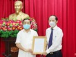 Bí thư Tỉnh ủy Hà Tĩnh Lê Đình Sơn trao quyết định và chúc mừng đồng chí Nguyễn Hồng Lĩnh.