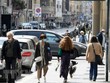 Người dân đeo khẩu trang nhằm ngăn chặn sự lây lan của dịch COVID-19 tại Milan, Italy ngày 18/4/2020. (Nguồn: THX/TTXVN).