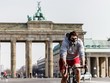Người dân đeo khẩu trang phòng lây nhiễm COVID-19 tại Berlin, Đức. (Ảnh: THX/TTXVN).