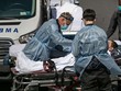 Nhân viên y tế chăm sóc cho bệnh nhân nhiễm nCoV bên ngoài một bệnh viện ở Bronx, New York. Ảnh: AFP.