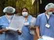 Nhân viên y tế nhận đồ bảo hộ tại bệnh viện Bellevue, New York hôm 20/4. Ảnh: Reuters.