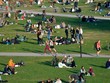 Người dân vui chơi trong công viên ở Stockholm, Thụy Điển ngày 22/4 (Ảnh: AFP).