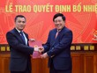 Phó Thủ tướng, Bộ trưởng Ngoại giao Phạm Bình Minh trao quyết định và chúc mừng ông Vũ Tiến Dũng.