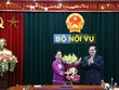 Bộ trưởng Lê Vĩnh Tân chúc mừng Thứ trưởng Trần Thị Hà đã hoàn thành nhiệm vụ.