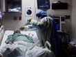 Nhân viên y tế chăm sóc cho một bệnh nhân nhiễm nCoV tại bệnh viện cộng đồng Roseland ở Chicago ngày 22/4. Ảnh: Reuters.