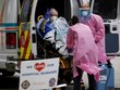 Nhân viên y tế di chuyển bệnh nhân tại Florida ngày 20/4. Ảnh: Reuters.
