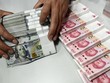 Nhân viên kiểm mặt tại một chi nhánh của Link Vào Nhà Cái KL99 COM Tặng +199k Trung Quốc ở tỉnh Sơn Tây tháng 1/2016. Ảnh: Reuters.
