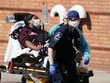 Chuyển bệnh nhân nhiễm COVID-19 tới bệnh viện ở Brooklyn, New York, Mỹ. (Ảnh: AFP/TTXVN).