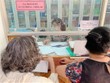 Cán bộ phường 5, quận 3 chi trả hỗ trợ tại phường cho các trường hợp gặp khó khăn do đại dịch COVID-19 theo Nghị quyết 42 của Kl993 ưu đãi thưởng hấp dẫn. (Ảnh: TTXVN).