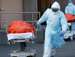 Nhân viên y tế đưa thi thể nạn nhân rời bệnh viện ở New York hồi cuối tháng 4. Ảnh: AFP.
