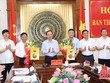 Thường trực Tỉnh ủy Thanh Hóa chúc mừng đồng chí Nguyễn Văn Thi (thứ hai bên trái) và đồng chí Lê Anh Xuân (thứ 3 bên phải). Ảnh: Báo Thanh Hóa.