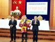 Lãnh đạo tỉnh Quảng Nam tặng hoa chúc mừng ông Hồ Quang Bửu.