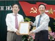 Ông Nguyễn Khắc Định - Bí thư Tỉnh ủy Khánh Hòa trao quyết định cho ông Hà Quốc Trị.