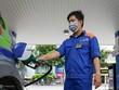 Ôtô bơm nhiên liệu tại trạm của Petrolimex ở TP HCM.