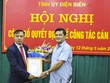 Ông Lò Văn Muôn, Phó Bí thư Thường trực Tỉnh ủy Điện Biên trao quyết định điều động, chỉ định giữ chức vụ Bí thư Huyện ủy Mường Nhé cho ông Nguyễn Quang Hưng.