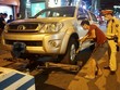 Cảnh sát niêm phong xe của tài xế Hải, đưa về trụ sở công an.