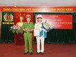 Thượng tướng Lê Quý Vương trao quyết định và chúc mừng Thiếu tướng Hoàng Đức Lừng.