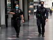 Cảnh sát Mỹ tuần tra trên đường phố Los Angeles hôm 18/5. Ảnh: Reuters.