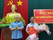 Bí thư Tỉnh ủy Kon Tum Nguyễn Văn Hùng trao quyết định và chúc mừng đồng chí U Huấn.