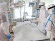 Y bác sĩ kiểm tra bệnh nhân Covid-19 tại Moskva, Nga, hôm 20/5. Ảnh: Reuters.