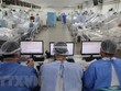 Nhân viên y tế điều trị cho bệnh nhân COVID-19 tại bệnh viện ở Manaus, Brazil. (Ảnh: AFP/TTXVN).