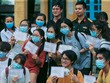 Các công dân vui mừng, phấn khởi khi hoàn thành thời gian cách ly theo dõi COVID-19. (Ảnh: Trọng Đạt/TTXVN).