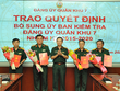 Trung tướng Trần Hoài Trung, Bí thư Đảng ủy, Chính ủy Quân khu 7 trao các quyết định và chúc mừng các tân Ủy viên Ủy ban Kiểm tra Đảng ủy Quân khu 7.