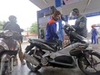 Mua bán KL99 dịch vụ hỗ trợ 24/7 tại cây xăng trên phố Lương Yên, quận Hai Bà Trưng, Hà Nội. (Ảnh: Trần Việt/TTXVN).