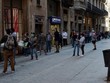 Người dân xếp hàng khi các tình nguyện viên phân phát thực phẩm tại nhà thờ Santa Anna ở Barcelona vào ngày 15/5/2020. (Nguồn: AFP).