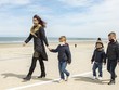 Người dân dạo trên bãi biển ở Dunkirk, Pháp. (Ảnh: THX/TTXVN).