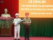 Thiếu tướng Lê Tấn Tới, Thứ trưởng Bộ Công an trao quyết định cho cho Đại tá Võ Đức Nguyện - Giám đốc Công an tỉnh Bình Định.