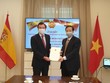 Đại sứ Hoàng Xuân Hải trao quyết định bổ nhiệm chính thức ông Pablo Rafael Gomez Falcon, công dân Tây Ban Nha, làm Lãnh sự danh dự Việt Nam tại thành phố Sevilla, - Ảnh: BNG.